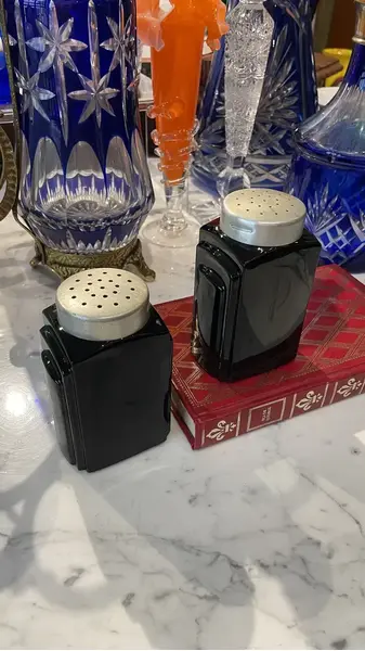 Foto de um(a) Antigo Saleiro Pimenteiro Galheteiro Art Deco Opalina Black, da categoria de Saleiros e pimenteiros. Antigos e grandes Salt&Pepper (sal e pimenta) em opalina black milk glass, origem França. Período Art Deco. Medidas 12x7cm... Mostrado de uma perspectiva diferente. Vendido no marketplace Trésors.