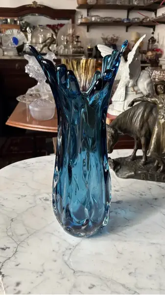 Foto de um(a) Antigo Grande Vaso Cornucópia Em Murano Italiano Azul, da categoria de Vasos. Antigo e grande vaso artístico em Murano italiano na cor azul. Lindo trabalho em camadas, todo feito à mão. Década de... Mostrado de uma perspectiva diferente. Vendido no marketplace Trésors.