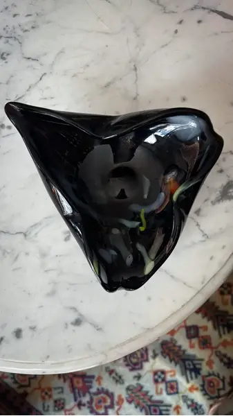 Foto de um(a) Antigo Bowl Centro Decorativo Murano Italiano Preto Art Deco, da categoria de Centro de mesa. Antigo e lindo bowl decorativo em Murano italiano com o fundo preto e nuances coloridas. Borda ondulada, belíssima... Mostrado de uma perspectiva diferente. Vendido no marketplace Trésors.