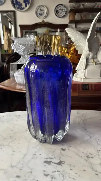 Foto de um(a) Antigo Vaso Jarro Art Deco Em Murano Italiano Azul Com Ouro, da categoria de Vasos. Antigo e imponente vaso em Murano italiano souflé gomado, em um tom de azul muito lindo. Com pó de ouro em sua composição.... Mostrado de uma perspectiva diferente. Vendido no marketplace Trésors.