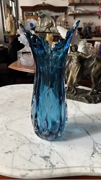 Foto de um(a) Antigo Grande Vaso Cornucópia Em Murano Italiano Azul, da categoria de Vasos. Antigo e grande vaso artístico em Murano italiano na cor azul. Lindo trabalho em camadas, todo feito à mão. Década de... Mostrado de uma perspectiva diferente. Vendido no marketplace Trésors.