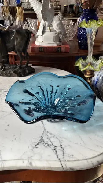 Foto de um(a) Antigo Centro De Mesa Vaso Fruteira Em Murano Italiano Azul, da categoria de Centro de mesa. Antigo centro de mesa, fruteira em Murano italiano souflé gomado na cor azul. Peça totalmente artística, feita à mão. Muito... Mostrado de uma perspectiva diferente. Vendido no marketplace Trésors.
