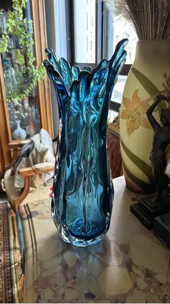 Foto de um(a) Antigo Grande Vaso Cornucópia Em Murano Italiano Azul, da categoria de Vasos. Antigo e grande vaso artístico em Murano italiano na cor azul. Lindo trabalho em camadas, todo feito à mão. Década de... Mostrado de uma perspectiva diferente. Vendido no marketplace Trésors.