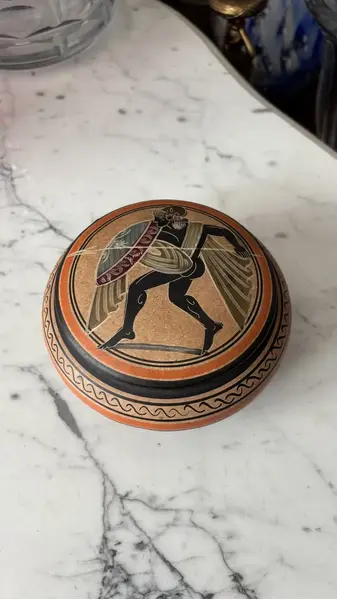 Foto de um(a) Antiga Caixa Decorativa Em Cerâmica Grega Pintada À Mão, da categoria de Cestos e Caixas. Hand Made in Greece. Antiga e especial caixa decorativa ou porta joias em cerâmica artística grega, ricamente moldado e... Mostrado de uma perspectiva diferente. Vendido no marketplace Trésors.