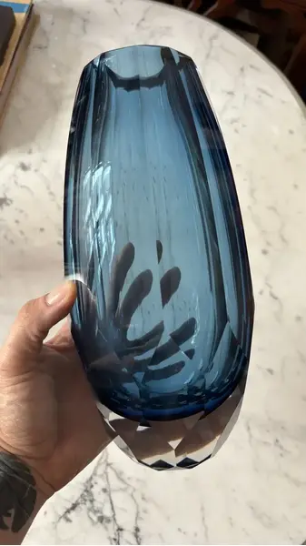 Foto de um(a) Antigo Vaso Jarro Art Deco Em Cristal Tcheco Moser Azul, da categoria de Vasos. ~ Moser ~ Antigo e belíssimo vaso artístico em cristal tcheco facetado. Ricamente lapidado à mão. Art Deco. Medidas... Mostrado de uma perspectiva diferente. Vendido no marketplace Trésors.