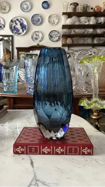 Foto de um(a) Antigo Vaso Jarro Art Deco Em Cristal Tcheco Moser Azul, da categoria de Vasos. ~ Moser ~ Antigo e belíssimo vaso artístico em cristal tcheco facetado. Ricamente lapidado à mão. Art Deco. Medidas... Mostrado de uma perspectiva diferente. Vendido no marketplace Trésors.