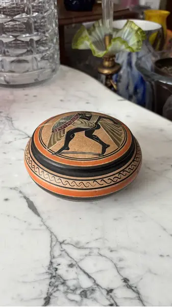 Foto de um(a) Antiga Caixa Decorativa Em Cerâmica Grega Pintada À Mão, da categoria de Cestos e Caixas. Hand Made in Greece. Antiga e especial caixa decorativa ou porta joias em cerâmica artística grega, ricamente moldado e... Mostrado de uma perspectiva diferente. Vendido no marketplace Trésors.