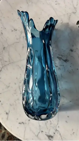 Foto de um(a) Antigo Grande Vaso Cornucópia Em Murano Italiano Azul, da categoria de Vasos. Antigo e grande vaso artístico em Murano italiano na cor azul. Lindo trabalho em camadas, todo feito à mão. Década de... Mostrado de uma perspectiva diferente. Vendido no marketplace Trésors.