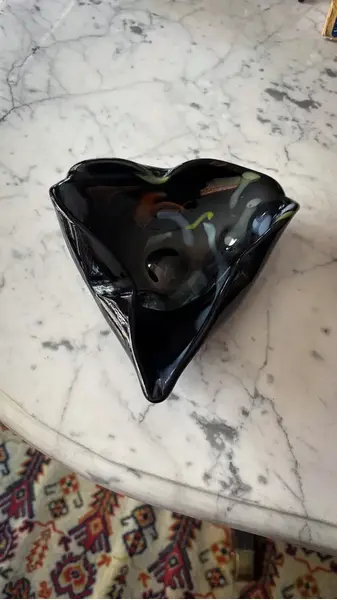 Foto de um(a) Antigo Bowl Centro Decorativo Murano Italiano Preto Art Deco, da categoria de Centro de mesa. Antigo e lindo bowl decorativo em Murano italiano com o fundo preto e nuances coloridas. Borda ondulada, belíssima... Mostrado de uma perspectiva diferente. Vendido no marketplace Trésors.