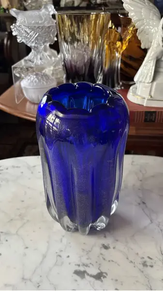 Foto de um(a) Antigo Vaso Jarro Art Deco Em Murano Italiano Azul Com Ouro, da categoria de Vasos. Antigo e imponente vaso em Murano italiano souflé gomado, em um tom de azul muito lindo. Com pó de ouro em sua composição.... Mostrado de uma perspectiva diferente. Vendido no marketplace Trésors.