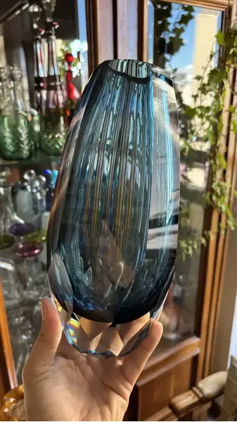 Foto de um(a) Antigo Vaso Jarro Art Deco Em Cristal Tcheco Moser Azul, da categoria de Vasos. ~ Moser ~ Antigo e belíssimo vaso artístico em cristal tcheco facetado. Ricamente lapidado à mão. Art Deco. Medidas... Mostrado de uma perspectiva diferente. Vendido no marketplace Trésors.