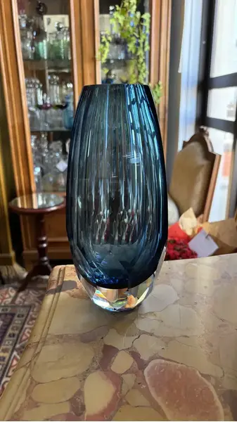 Foto de um(a) Antigo Vaso Jarro Art Deco Em Cristal Tcheco Moser Azul, da categoria de Vasos. ~ Moser ~ Antigo e belíssimo vaso artístico em cristal tcheco facetado. Ricamente lapidado à mão. Art Deco. Medidas... Mostrado de uma perspectiva diferente. Vendido no marketplace Trésors.