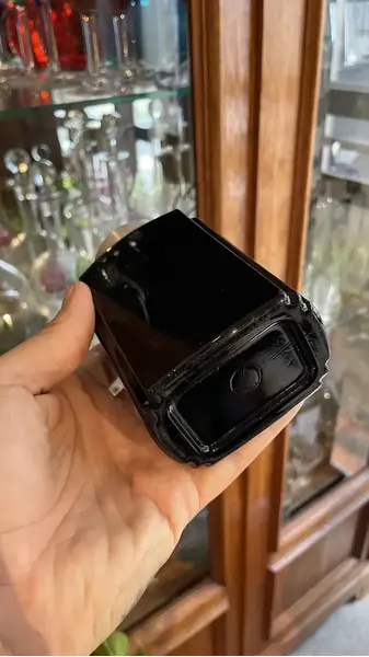 Foto de um(a) Antigo Saleiro Pimenteiro Galheteiro Art Deco Opalina Black, da categoria de Saleiros e pimenteiros. Antigos e grandes Salt&Pepper (sal e pimenta) em opalina black milk glass, origem França. Período Art Deco. Medidas 12x7cm... Mostrado de uma perspectiva diferente. Vendido no marketplace Trésors.