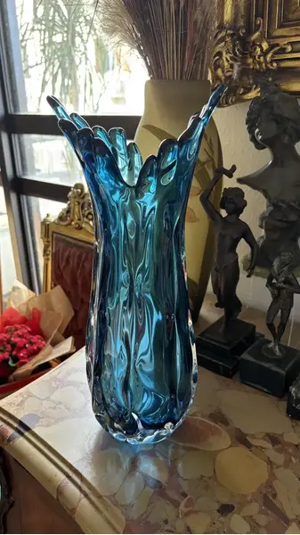 Foto de um(a) Antigo Grande Vaso Cornucópia Em Murano Italiano Azul, da categoria de Vasos. Antigo e grande vaso artístico em Murano italiano na cor azul. Lindo trabalho em camadas, todo feito à mão. Década de... Mostrado de uma perspectiva diferente. Vendido no marketplace Trésors.