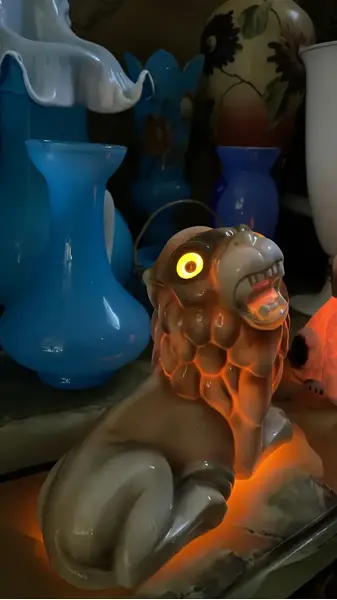 Foto de um(a) Antiga Escultura Abajur Leão Porcelana Italiana Capodimonte, da categoria de Abajures. Capodiomonte. Antigo e raro abajur no formato de leão com traços do período Art Deco, peça artística, feita à mão. Porcelana... Mostrado de uma perspectiva diferente. Vendido no marketplace Trésors.