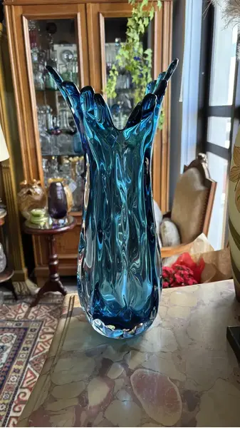 Foto de um(a) Antigo Grande Vaso Cornucópia Em Murano Italiano Azul, da categoria de Vasos. Antigo e grande vaso artístico em Murano italiano na cor azul. Lindo trabalho em camadas, todo feito à mão. Década de... Mostrado de uma perspectiva diferente. Vendido no marketplace Trésors.