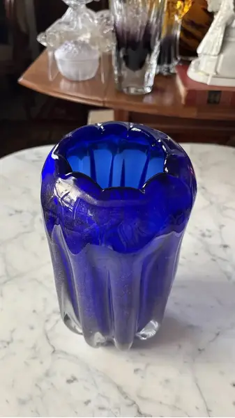 Foto de um(a) Antigo Vaso Jarro Art Deco Em Murano Italiano Azul Com Ouro, da categoria de Vasos. Antigo e imponente vaso em Murano italiano souflé gomado, em um tom de azul muito lindo. Com pó de ouro em sua composição.... Mostrado de uma perspectiva diferente. Vendido no marketplace Trésors.