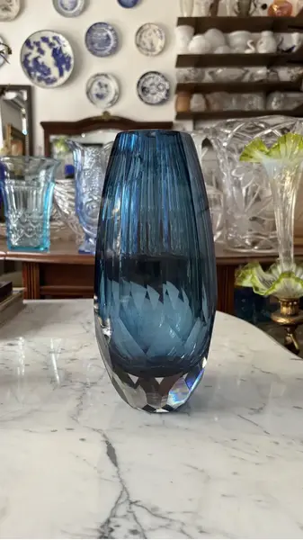 Foto de um(a) Antigo Vaso Jarro Art Deco Em Cristal Tcheco Moser Azul, da categoria de Vasos. ~ Moser ~ Antigo e belíssimo vaso artístico em cristal tcheco facetado. Ricamente lapidado à mão. Art Deco. Medidas... Mostrado de uma perspectiva diferente. Vendido no marketplace Trésors.