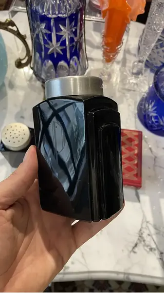 Foto de um(a) Antigo Saleiro Pimenteiro Galheteiro Art Deco Opalina Black, da categoria de Saleiros e pimenteiros. Antigos e grandes Salt&Pepper (sal e pimenta) em opalina black milk glass, origem França. Período Art Deco. Medidas 12x7cm... Mostrado de uma perspectiva diferente. Vendido no marketplace Trésors.