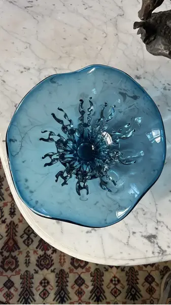 Foto de um(a) Antigo Centro De Mesa Vaso Fruteira Em Murano Italiano Azul, da categoria de Centro de mesa. Antigo centro de mesa, fruteira em Murano italiano souflé gomado na cor azul. Peça totalmente artística, feita à mão. Muito... Mostrado de uma perspectiva diferente. Vendido no marketplace Trésors.