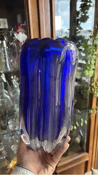 Foto de um(a) Antigo Vaso Jarro Art Deco Em Murano Italiano Azul Com Ouro, da categoria de Vasos. Antigo e imponente vaso em Murano italiano souflé gomado, em um tom de azul muito lindo. Com pó de ouro em sua composição.... Mostrado de uma perspectiva diferente. Vendido no marketplace Trésors.
