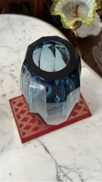 Foto de um(a) Antigo Vaso Jarro Art Deco Em Cristal Tcheco Moser Azul, da categoria de Vasos. ~ Moser ~ Antigo e belíssimo vaso artístico em cristal tcheco facetado. Ricamente lapidado à mão. Art Deco. Medidas... Mostrado de uma perspectiva diferente. Vendido no marketplace Trésors.