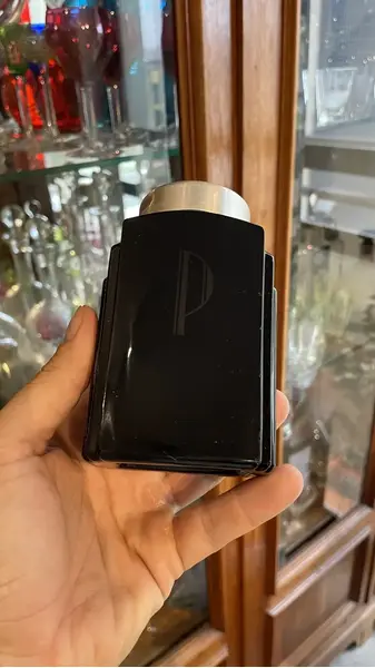 Foto de um(a) Antigo Saleiro Pimenteiro Galheteiro Art Deco Opalina Black, da categoria de Saleiros e pimenteiros. Antigos e grandes Salt&Pepper (sal e pimenta) em opalina black milk glass, origem França. Período Art Deco. Medidas 12x7cm... Mostrado de uma perspectiva diferente. Vendido no marketplace Trésors.