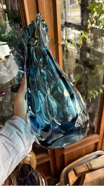 Foto de um(a) Antigo Grande Vaso Cornucópia Em Murano Italiano Azul, da categoria de Vasos. Antigo e grande vaso artístico em Murano italiano na cor azul. Lindo trabalho em camadas, todo feito à mão. Década de... Mostrado de uma perspectiva diferente. Vendido no marketplace Trésors.