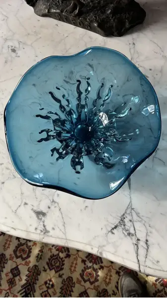 Foto de um(a) Antigo Centro De Mesa Vaso Fruteira Em Murano Italiano Azul, da categoria de Centro de mesa. Antigo centro de mesa, fruteira em Murano italiano souflé gomado na cor azul. Peça totalmente artística, feita à mão. Muito... Mostrado de uma perspectiva diferente. Vendido no marketplace Trésors.