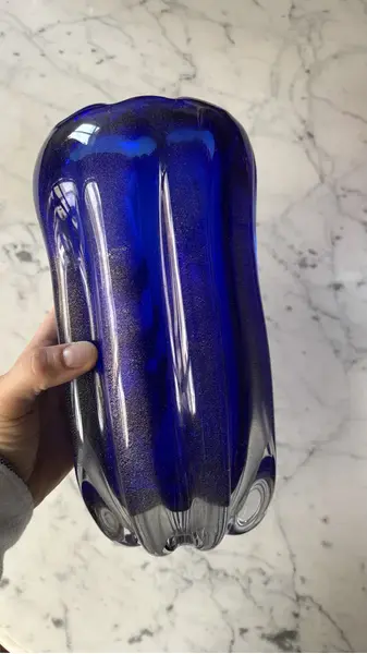 Foto de um(a) Antigo Vaso Jarro Art Deco Em Murano Italiano Azul Com Ouro, da categoria de Vasos. Antigo e imponente vaso em Murano italiano souflé gomado, em um tom de azul muito lindo. Com pó de ouro em sua composição.... Mostrado de uma perspectiva diferente. Vendido no marketplace Trésors.