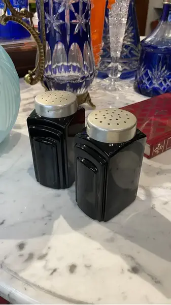 Foto de um(a) Antigo Saleiro Pimenteiro Galheteiro Art Deco Opalina Black, da categoria de Saleiros e pimenteiros. Antigos e grandes Salt&Pepper (sal e pimenta) em opalina black milk glass, origem França. Período Art Deco. Medidas 12x7cm... Mostrado de uma perspectiva diferente. Vendido no marketplace Trésors.