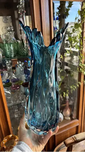 Foto de um(a) Antigo Grande Vaso Cornucópia Em Murano Italiano Azul, da categoria de Vasos. Antigo e grande vaso artístico em Murano italiano na cor azul. Lindo trabalho em camadas, todo feito à mão. Década de... Mostrado de uma perspectiva diferente. Vendido no marketplace Trésors.