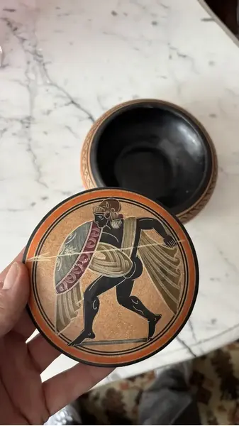 Foto de um(a) Antiga Caixa Decorativa Em Cerâmica Grega Pintada À Mão, da categoria de Cestos e Caixas. Hand Made in Greece. Antiga e especial caixa decorativa ou porta joias em cerâmica artística grega, ricamente moldado e... Mostrado de uma perspectiva diferente. Vendido no marketplace Trésors.