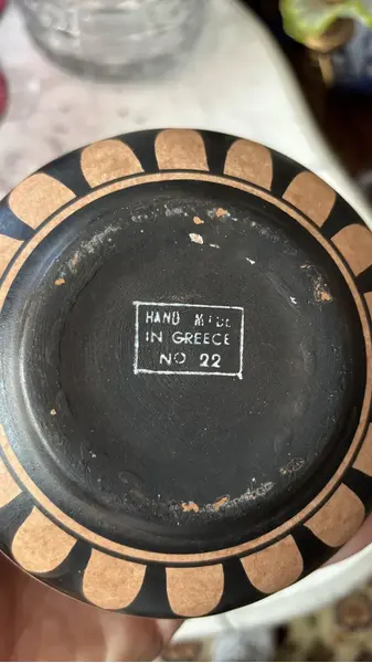 Foto de um(a) Antiga Caixa Decorativa Em Cerâmica Grega Pintada À Mão, da categoria de Cestos e Caixas. Hand Made in Greece. Antiga e especial caixa decorativa ou porta joias em cerâmica artística grega, ricamente moldado e... Mostrado de uma perspectiva diferente. Vendido no marketplace Trésors.
