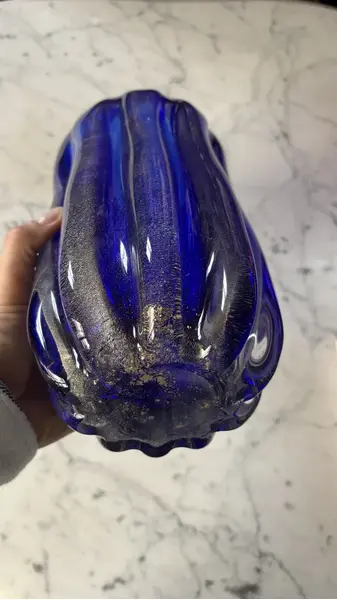 Foto de um(a) Antigo Vaso Jarro Art Deco Em Murano Italiano Azul Com Ouro, da categoria de Vasos. Antigo e imponente vaso em Murano italiano souflé gomado, em um tom de azul muito lindo. Com pó de ouro em sua composição.... Mostrado de uma perspectiva diferente. Vendido no marketplace Trésors.