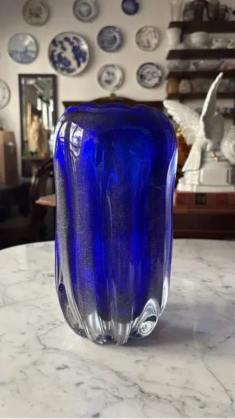 Foto de um(a) Antigo Vaso Jarro Art Deco Em Murano Italiano Azul Com Ouro, da categoria de Vasos. Antigo e imponente vaso em Murano italiano souflé gomado, em um tom de azul muito lindo. Com pó de ouro em sua composição.... Mostrado de uma perspectiva diferente. Vendido no marketplace Trésors.