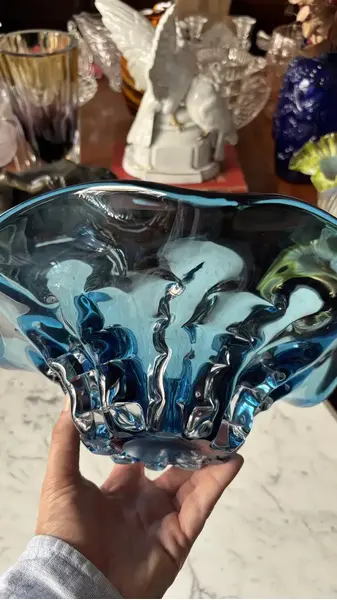 Foto de um(a) Antigo Centro De Mesa Vaso Fruteira Em Murano Italiano Azul, da categoria de Centro de mesa. Antigo centro de mesa, fruteira em Murano italiano souflé gomado na cor azul. Peça totalmente artística, feita à mão. Muito... Mostrado de uma perspectiva diferente. Vendido no marketplace Trésors.