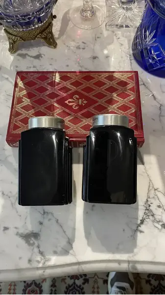 Foto de um(a) Antigo Saleiro Pimenteiro Galheteiro Art Deco Opalina Black, da categoria de Saleiros e pimenteiros. Antigos e grandes Salt&Pepper (sal e pimenta) em opalina black milk glass, origem França. Período Art Deco. Medidas 12x7cm... Mostrado de uma perspectiva diferente. Vendido no marketplace Trésors.
