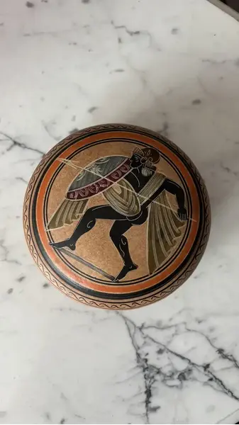 Foto de um(a) Antiga Caixa Decorativa Em Cerâmica Grega Pintada À Mão, da categoria de Cestos e Caixas. Hand Made in Greece. Antiga e especial caixa decorativa ou porta joias em cerâmica artística grega, ricamente moldado e... Mostrado de uma perspectiva diferente. Vendido no marketplace Trésors.