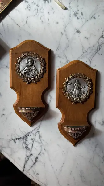 Foto de um(a) Arte Sacra Antiga Pia Batismal Coração Jesus Conceição, da categoria de Objetos religiosos e espirituais. ~ Arte Sacra ~ Antigo e raro par de pias de água benta em madeira de lei, com medalhões em prata com detalhes em bronze.... Mostrado de uma perspectiva diferente. Vendido no marketplace Trésors.