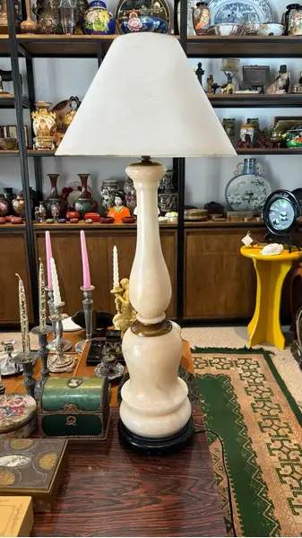 Foto de um(a) Antigo Abajur Clássico em Alabastro Italiano, da categoria de Abajures. Antigo e grande abajur no formato de balaústre em alabastro italiano. Clássico, elegante e muito chique, combina com tudo!... Mostrado de uma perspectiva diferente. Vendido no marketplace Trésors.