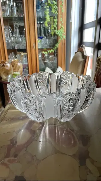 Foto de um(a) Antigo Centro De Mesa Saladeira Fruteira Cristal Baccarat, da categoria de Travessas e tigelas. Antigo e majestoso centro de mesa em cristal Baccarat ricamente lapidado à mão. A lapidação é incrível, borda recortada e... Mostrado de uma perspectiva diferente. Vendido no marketplace Trésors.