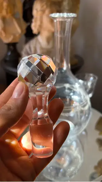 Foto de um(a) Antigo Conjunto Garrafa Cálices Cristal Francês Saint Louis, da categoria de Garrafas e Decantadores. Antigo e finíssimo conjunto para bebidas, composto por garrafa e seis cálices em cristal francês, da renomada Cristallerie... Mostrado de uma perspectiva diferente. Vendido no marketplace Trésors.