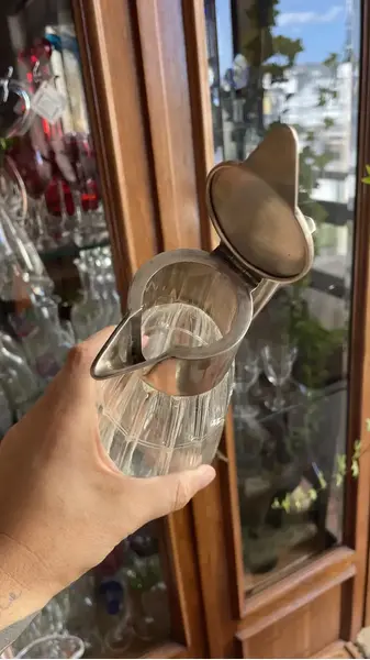 Foto de um(a) Antiga Jarra Claret Jug Em Cristal Italiano E Prata De Lei, da categoria de Jarros. Vietor Italy - Silver 800. Finíssima jarra em cristal italiano lapidado à mão, com detalhes em prata de lei, teor 800. Peça... Mostrado de uma perspectiva diferente. Vendido no marketplace Trésors.