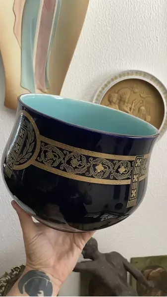 Foto de um(a) Antigo Vaso Cachepô Jarro Porcelana Francesa Sarreguemines, da categoria de Cachepot. Antigo vaso cachepô artístico em porcelana francesa Sarreguemines cor azul cobalto, a favorita do rei Louis XV. Decoração de... Mostrado de uma perspectiva diferente. Vendido no marketplace Trésors.