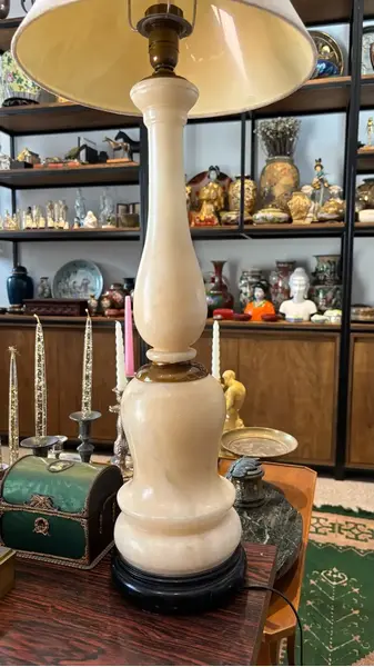 Foto de um(a) Antigo Abajur Clássico em Alabastro Italiano, da categoria de Abajures. Antigo e grande abajur no formato de balaústre em alabastro italiano. Clássico, elegante e muito chique, combina com tudo!... Mostrado de uma perspectiva diferente. Vendido no marketplace Trésors.