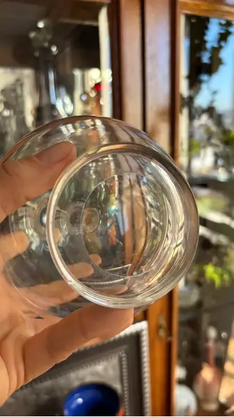 Foto de um(a) Antigo Conjunto Garrafa Cálices Cristal Francês Saint Louis, da categoria de Garrafas e Decantadores. Antigo e finíssimo conjunto para bebidas, composto por garrafa e seis cálices em cristal francês, da renomada Cristallerie... Mostrado de uma perspectiva diferente. Vendido no marketplace Trésors.
