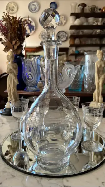 Foto de um(a) Antigo Conjunto Garrafa Cálices Cristal Francês Saint Louis, da categoria de Garrafas e Decantadores. Antigo e finíssimo conjunto para bebidas, composto por garrafa e seis cálices em cristal francês, da renomada Cristallerie... Mostrado de uma perspectiva diferente. Vendido no marketplace Trésors.