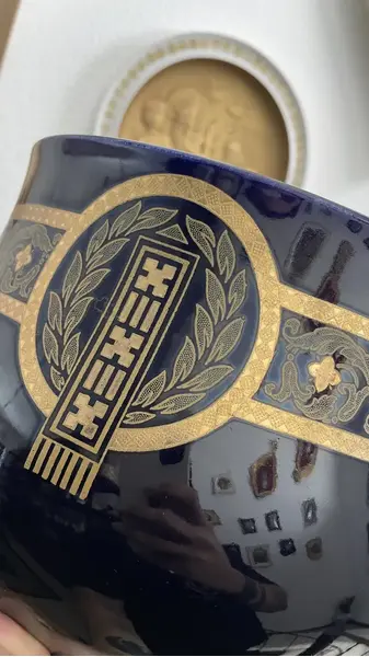 Foto de um(a) Antigo Vaso Cachepô Jarro Porcelana Francesa Sarreguemines, da categoria de Cachepot. Antigo vaso cachepô artístico em porcelana francesa Sarreguemines cor azul cobalto, a favorita do rei Louis XV. Decoração de... Mostrado de uma perspectiva diferente. Vendido no marketplace Trésors.
