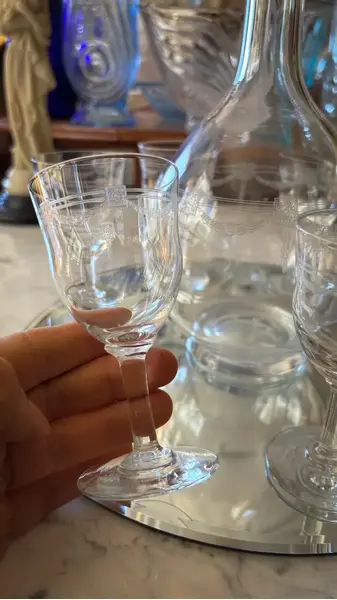 Foto de um(a) Antigo Conjunto Garrafa Cálices Cristal Francês Saint Louis, da categoria de Garrafas e Decantadores. Antigo e finíssimo conjunto para bebidas, composto por garrafa e seis cálices em cristal francês, da renomada Cristallerie... Mostrado de uma perspectiva diferente. Vendido no marketplace Trésors.